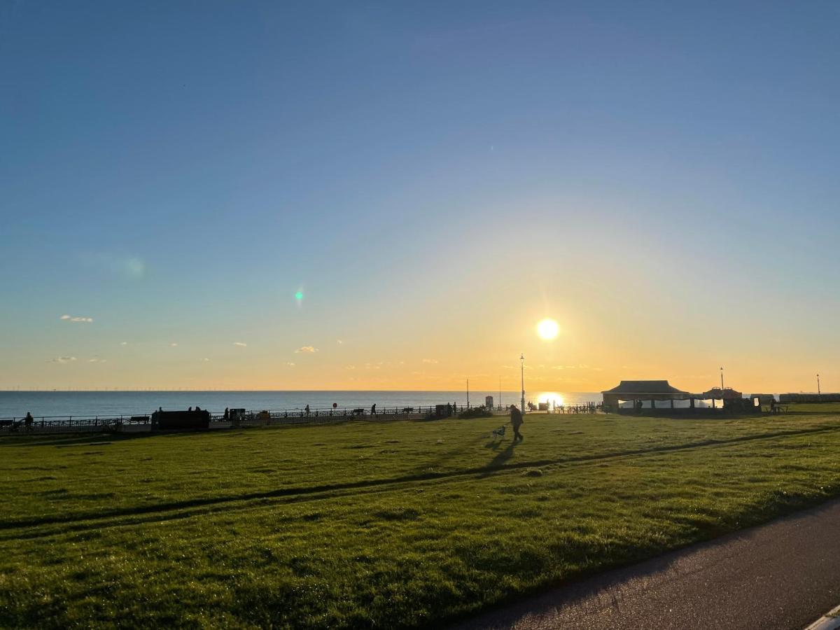 Beautiful, Central, 3 Min Walk From Beach, 2 King Doubles Brighton ภายนอก รูปภาพ